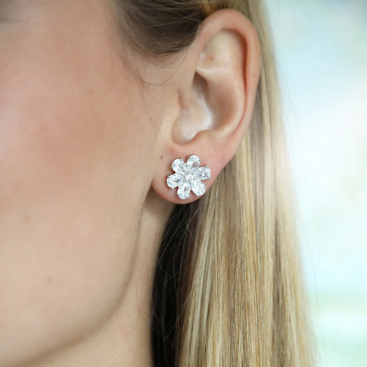 Holly Stud - WG - Image 4