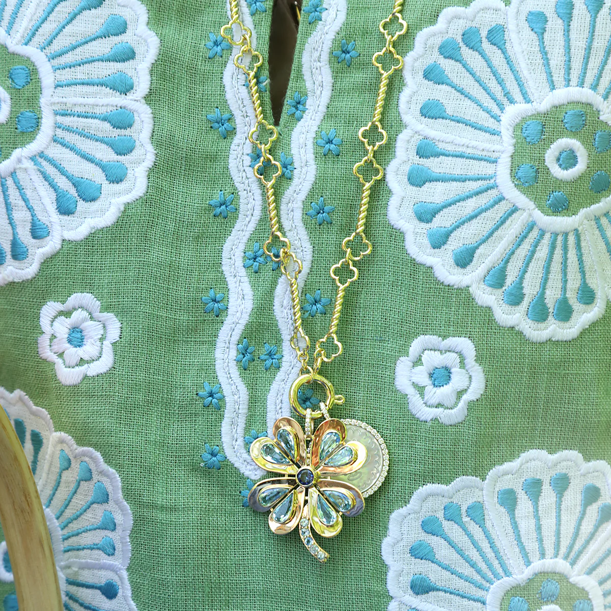 Jolie Clover Pendant - Image 4